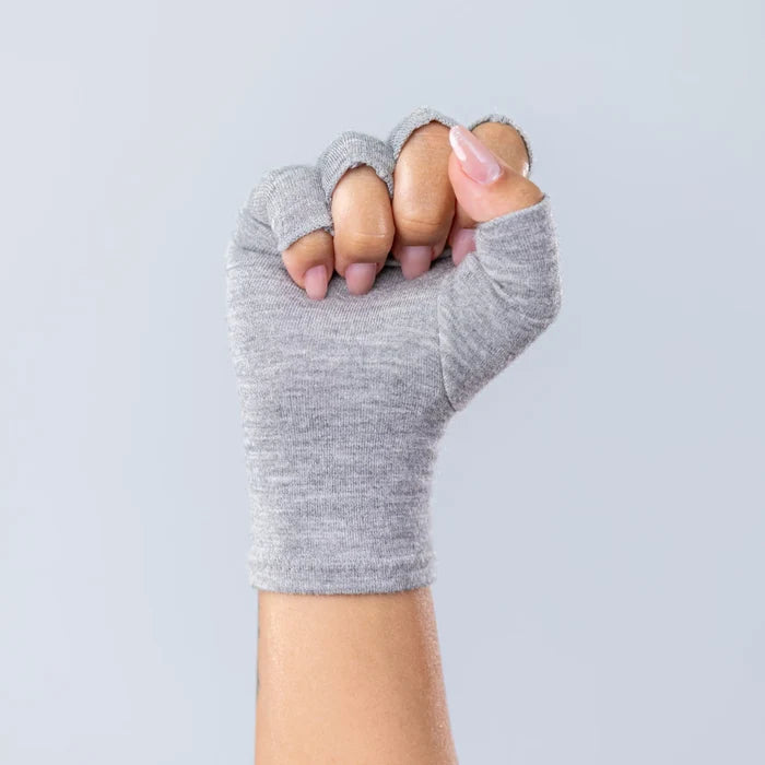 Guante acompañando la flexión de la mano